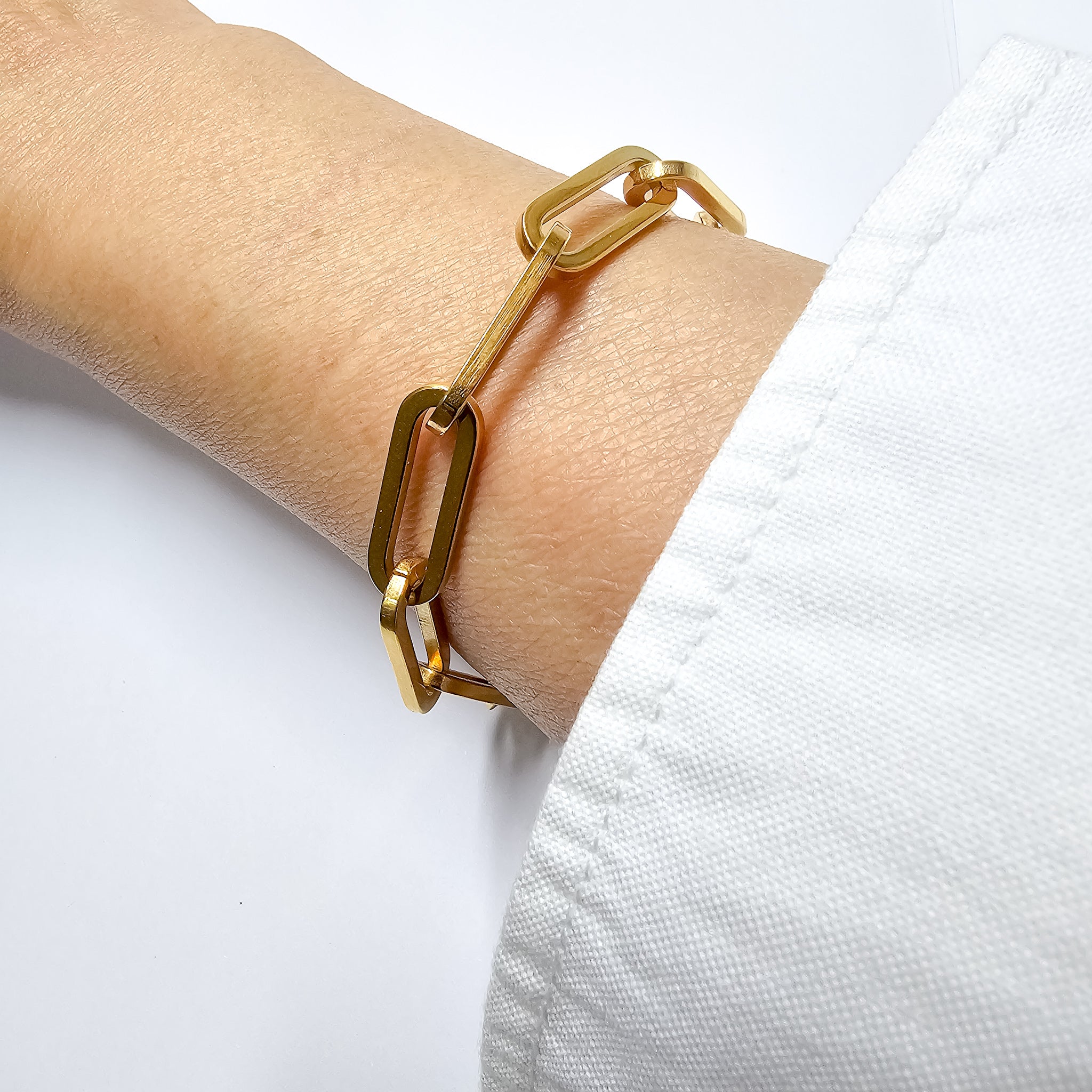 Ralluna Gold Paperclip Bracelet on wrist – 18K gold plated stainless steel everyday luxury jewelry